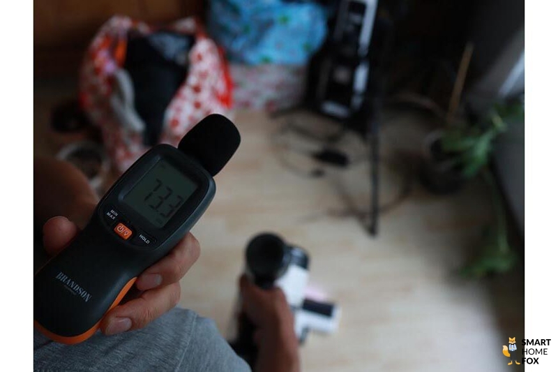 Device testing loudness of the cordless vacuum cleaner